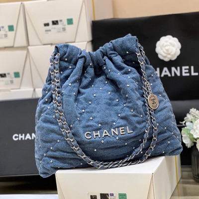 Chanel香奈兒 2024S 春夏系列 Jennie 同款鉚釘牛仔垃圾袋  Chanel 24S Jennie 同款丹寧鉚釘22bag！ 比較復古做舊的布料，銀色鉚釘和鏈條看著就那麼輕鬆隨意 實物也非常輕巧，怎麼搭配都很好看！經典不過時