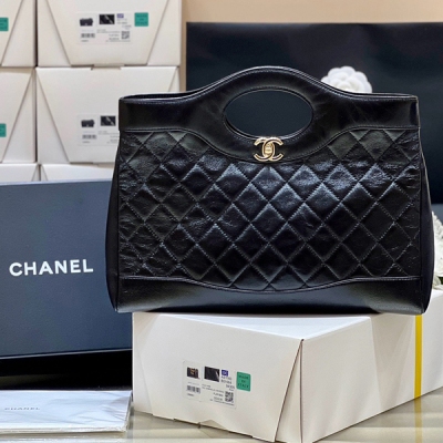 Chanel香奈兒 至尊版本 純原廠 31bag 2024S 橫版31bag油蠟羊皮 橫版也非常好看！自重非常輕巧！容量超大！經典中的天花板，超實用耐看 皮料：歐洲原廠bodin.joyeux油蠟羊皮 五金：義大利進口24k鍍厚金香檳色五金