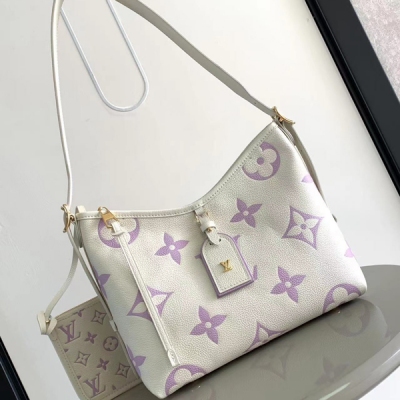 LV路易威登 M46288 M46203 對版細節CarryAll 小號手袋取材 Monogram Empreinte 壓紋皮革，充裕構型設有齊整內層，大號內袋再添功能元素。搭配Monogram 壓紋拉鍊手拿包