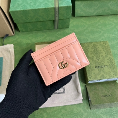 GUCCI古馳 GG Marmont系列絎縫卡片包。Gucci經典單品繼續圍繞品牌不斷發展的美學理念為自身注入新的活力。蜜桃色在2023春夏系列的皮具中大放異彩，清新淡雅的色調彰顯新一季的歡快氛圍。在這款GG Marmont系列絎縫卡包上，