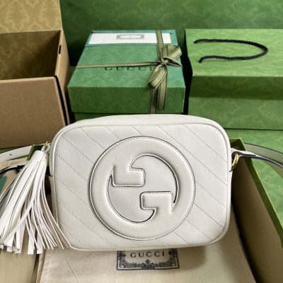 GUCCI古馳 Gucci Blondie系列小號肩背包，源自品牌典藏設計的圓形互扣式雙G匠心演繹Gucci Blondie系列。這款Gucci Blondie系列肩背包和斜挎包等經典單品飾以精緻皮革貼飾細節，煥新詮釋品牌傳承底蘊。白色皮革