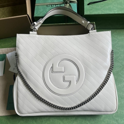 GUCCI古馳 Blondie系列中號托特包。Gucci Blondie系列包袋匠心綴飾以品牌典藏符號元素為靈感打造的圓形互扣式雙G元素。這款Gucci Blondie系列托特包配有頂部提手和鏈式肩帶，包身醒目綴飾以皮革貼飾匠心打造的品牌標