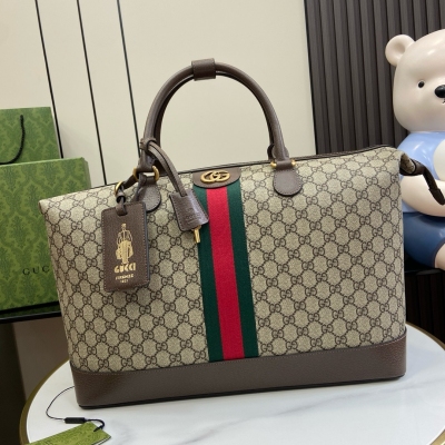 GUCCI古馳 新品 Savoy系列旅行包。這款Gucci Savoy系列旅行包採用標誌性的米色和烏木色GG Supreme帆布材質，彰顯別樣風采。雙G與織帶兩大典藏設計項目點綴其上，致敬品牌創始人。米色和烏木色GG Supreme帆布，棕