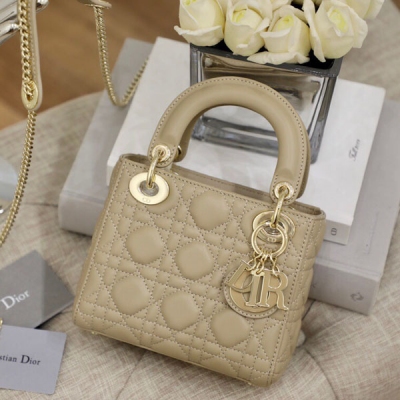 Dior迪奧 原單好LADY DIOR MINI 琺瑯扣小羊皮 這款Lady Dior手袋集中體現了Dior對典雅和美麗的深刻洞見。採用羊皮革精心製作，以藤格紋緝麵線打造醒目的絎縫細節，高雅經典的設計經久不衰。飾以標誌性的同色調琺瑯“D.I