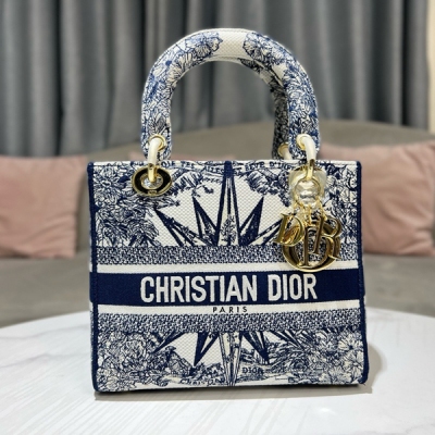 Dior迪奧 新品 聖誕款 中號 LADY D-LITE 手袋 藍色面料多色 Rêve d'Infini 圖案刺繡 這款 Lady D-Lite 手袋將經典優雅的氣質與時尚風貌融為一體。採用藍色面料精心製作，通體飾以由 Pietro Ruf