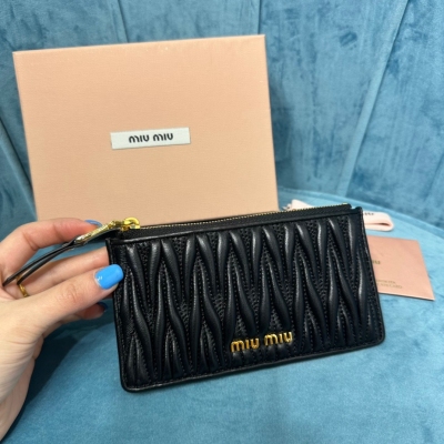 Miu Miu pocket wallet新款錢夾，型號：5MB006頂級進口小羊皮材質Matelasse花紋圖案，拉鍊拉合，內裡miv標識燙字背面六個卡槽，尺寸：8X15，配原版包裝