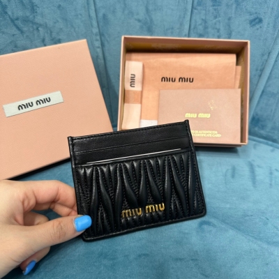 Miu Miu pocket wallet新款卡夾，型號：5MC076頂級進口小羊皮材質Matelasse花紋圖案，內裡miu標識燙字六個卡槽，Moire和皮革襯裡，尺寸：8X10.5，配原版包裝