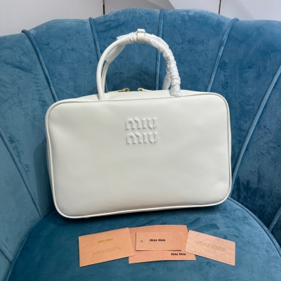 Miu Miu 新品保齡球包，採用頂級進口小牛皮，皮質光滑細膩柔軟，棉質緞面襯裡，這款包包很酷，定格精緻的多功能設計，融合男裝和女裝元素，隨性慵懶，自然灑脫，充滿個性，超大容量還很輕便，簡約卻不簡單，各大時尚搏主幾乎人手一個，尺寸：34X2