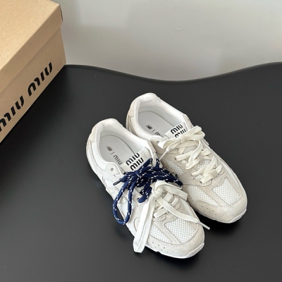 Miu Miu new balance 530聯名款情侶運動鞋 來自美拉德的快樂鞋 鞋面採用對版牛反絨和麂皮，牛皮內裡，私模防滑耐磨橡膠大底 鞋帶採用了最近很流行的雙鞋帶設計每一雙鞋配備三幅鞋帶 女款尺碼35-39（40訂做）男款尺碼39-