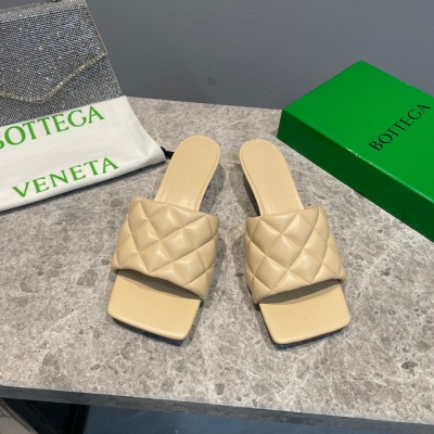 BV Bottega Veneta 經典方頭低跟系列涼拖鞋，設計既霸氣又時尚，國外博主強推大長腿神器，鞋楦經數月調試，原版膠粒皮底，輕便耐穿防滑。鞋面原版進口羊皮，內裡墊腳羊皮， 碼數35-43（40.41.42.43可定制)