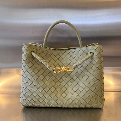 BV Bottega Veneta 2023春夏新款Andiamo手袋 眾多明星同款 經典的全身皮革編織搭配金色繩結扣 夠沉穩也夠瀟灑 整體皆由Nappa羊皮革製成 舒適柔軟且富有動感 可滑動的金屬繩結扣可以調整肩帶，單肩/手伶/斜挎 多種