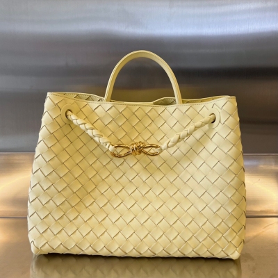 BV Bottega Veneta 2023春夏新款Andiamo手袋 眾多明星同款 經典的全身皮革編織搭配金色繩結扣 夠沉穩也夠瀟灑 整體皆由Nappa羊皮革製成 舒適柔軟且富有動感 可滑動的金屬繩結扣可以調整肩帶，單肩/手伶/斜挎 多種