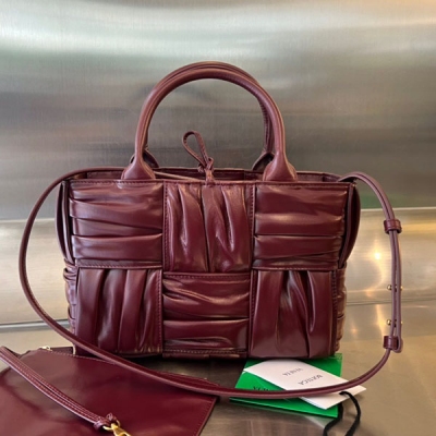 BV Bottega Veneta 2023新款來襲729042 Mini Arco 褶皺款，將品牌經典intercciato 皮革編織設計放大，加褶皺小細節 果然秀款不會讓人失望，包身由牛皮製成 手感柔軟細膩 別看它mini 容量特大 輕