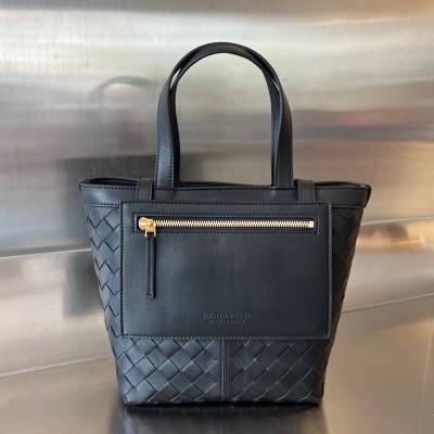 BV Bottega Veneta 葆蝶家 2023新品Flip Flap 托特包，簡約實用托特包身設計，經典皮革編織，將Bv工藝展現的淋漓盡致 也使整個包包顯得更加精緻，拉鍊小口袋可放包包內部，也可置於外部作為手袋封口，百變多樣的小托特