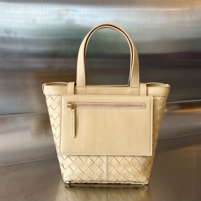 BV Bottega Veneta 葆蝶家 2023新品Flip Flap 托特包，簡約實用托特包身設計，經典皮革編織，將Bv工藝展現的淋漓盡致 也使整個包包顯得更加精緻，拉鍊小口袋可放包包內部，也可置於外部作為手袋封口，百變多樣的小托特