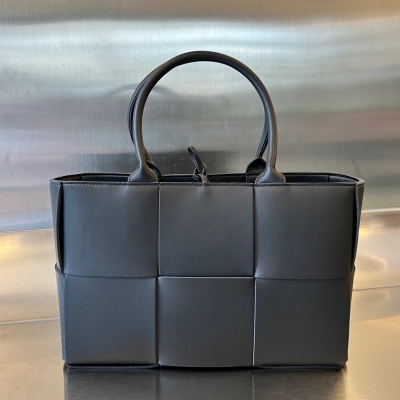 BV Bottega Veneta 新版Mini Tote 三格 超人氣單品 新版分為兩種 粒面/平紋牛皮 更加耐磨 更有質感 與牛皮材質完美契合，加上包型也小了一圈 上身更加洋氣十足 整個包型的設計將時尚的元素融入了實用主義當中，工整又精