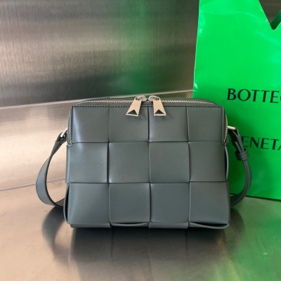 BV Bottega Veneta 新款男士相機包 是bv粉一直喜歡的極簡又不單調的樣子 由大塊編織牛皮製成 光澤度很好的同時又耐造，整個包型雙色搭配 雙拉鍊開合 集齊精緻 時髦百搭 相機包是公認的實用王者呢 很適合喜歡低調不張揚的男生，秋