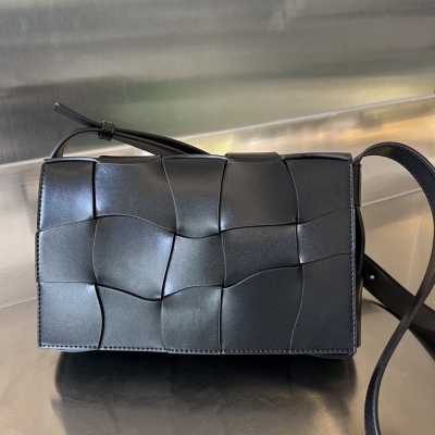 BV Bottega Veneta 新款cassette 波浪紋造型 在經典基礎上採用波浪紋變形格 融合與皮質的碰撞 不規則的剪裁更具趣味 滿滿的視覺立體感！小牛皮軟軟的搭配波紋設計 大氣感拉滿，有種俐落的隨性美 尺寸：23x15x6cm