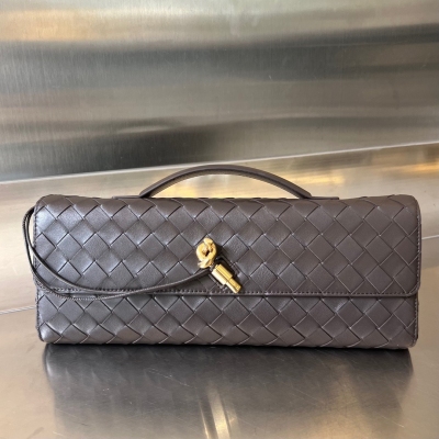 BV Bottega Veneta Clutch 長款手拿包 配有提手，手拿包的設計體現了精緻與高級的品味 採用精緻工藝intreccio編織羊皮革，即可手拿也可手提或夾腋下 金屬繩結點綴 散發出氣質與高貴，內裡配有拉鍊隔層，是你日常生活的