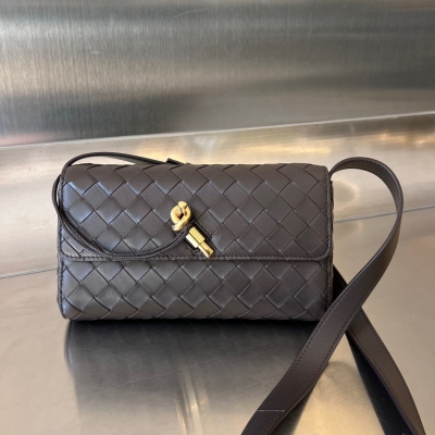 BV Bottega Veneta Mini Andiamo斜挎包 火爆單品就是愛出各種造型 這次是迷你斜挎版，肩帶隨意調節 也可單肩背/腋下背，即使是迷你也兼備大容量，收納所有必須物品，金屬質感系結開合 內襯帶拉鍊 迷你更加細節精緻 溫潤