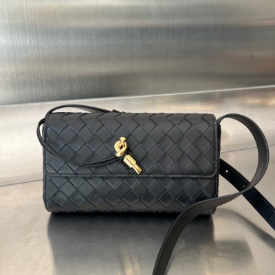 BV Bottega Veneta Mini Andiamo斜挎包 火爆單品就是愛出各種造型 這次是迷你斜挎版，肩帶隨意調節 也可單肩背/腋下背，即使是迷你也兼備大容量，收納所有必須物品，金屬質感系結開合 內襯帶拉鍊 迷你更加細節精緻 溫潤