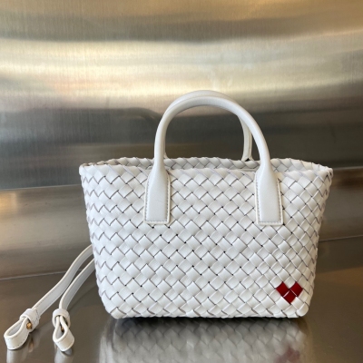 BV Bottega Veneta 新款 Mini Cabat 情人節限定款 該品牌歷史中最為經典的包型之一，包身無縫的輪廓能展現傳統編織技藝的工匠精神 推出大小適中尺寸加上活力配色讓“小籃子”給人煥然一新 斜挎肩背滿足更多使用場景 內帶活