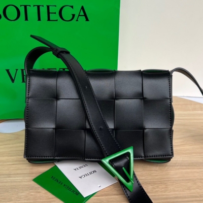 BV Bottega Veneta 新版CASSETTE 鸚鵡綠啞光三角扣 真的很驚豔喲，雙色都市牛皮Urban leather皮質硬挺，又時髦，獨一無二鸚鵡綠三角扣，包袋內襯採用翻毛皮工藝與外部形成風格反差，絕無撞包，經典編織，低調奢華，