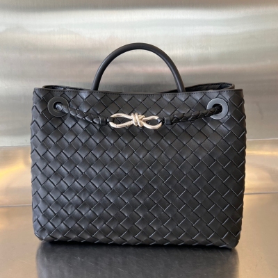 BV Bottega Veneta 2024春夏新款Andiamo手袋 眾多明星同款 經典的全身皮革編織搭配金色繩結扣 夠沉穩也夠瀟灑 整體皆由Nappa羊皮革製成 舒適柔軟且富有動感 可滑動的金屬繩結扣可以調整肩帶，單肩/手伶/斜挎 多種