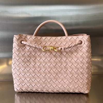 BV Bottega Veneta 2024春夏新款Andiamo手袋 眾多明星同款 經典的全身皮革編織搭配金色繩結扣 夠沉穩也夠瀟灑 整體皆由Nappa羊皮革製成 舒適柔軟且富有動感 可滑動的金屬繩結扣可以調整肩帶，單肩/手伶/斜挎 多種