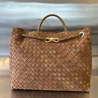 BV Bottega Veneta 2024春夏新款Andiamo手袋 眾多明星同款 經典的全身皮革編織搭配金色繩結扣 夠沉穩也夠瀟灑 整體皆由Nappa羊皮革製成 舒適柔軟且富有動感 可滑動的金屬繩結扣可以調整肩帶，單肩/手伶/斜挎 多種