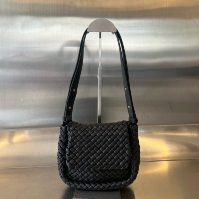 BV Bottega Veneta 秋冬新品Mini COBBLE 肩背包 經典的細編織回歸啦！ 回味不一樣的風格和回憶 同樣採用標誌性的intrecciato編織皮革工藝以及柔軟的小羊皮製成，設計風格簡約，優雅 俐落 凹顯極具格調的設計巧