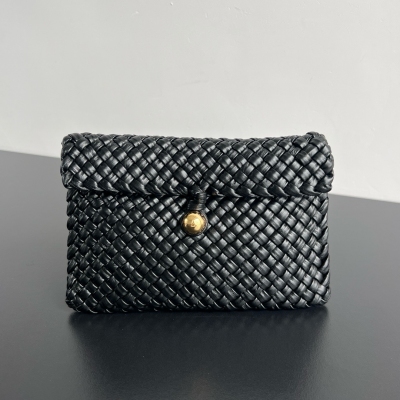 BV Bottega Veneta 新款信封手拿包 這款信封包真的很文藝復古 採用褶皺牛皮編織工藝 絲稠般的光澤和褶皺的效果，輕輕薄薄，攜帶舒適 金色圓扣開合更是一道亮點，代表著品味與時尚的獨特魅力 尺寸：20x15x5