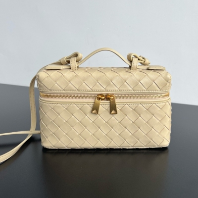 BV Bottega Veneta 新款 Vanity Case 繩帶化妝包，是一隻超實用又很有型的盒子化妝包呀，採用品牌最經典的牛皮編織，搭配雙向拉鍊開合，整體風格復古而優雅，頂部可提手 肩帶可隨意調節，手提優雅氣質，斜挎休閒隨性，解鎖各