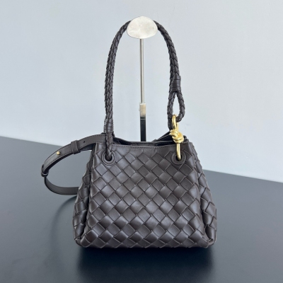 BV Bottega Veneta 新款intrecciato編織皮革肩背包 搭配可拆卸斜肩帶 內裡自帶一個mini小包 外觀保留BV編織獨特的設計 降落傘包是一款未見到實物就心動的包包 小小金色knot點綴充滿了簡約高級感 滿足你不同場合