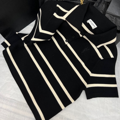 YSL聖羅蘭Yves Saint Laurent SLP 2023s Polo領針織短袖簡約休閒風日常百搭的款式 有一定的厚度上身型很好 輕鬆穿出紙片人的時髦感 SML