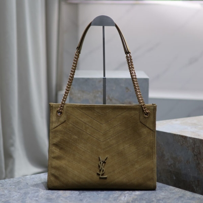 YSL聖羅蘭Yves Saint Laurent Niki shopping bag 軍綠磨砂金扣 義大利進口麂皮，五金是全牛皮包裹，工藝十分精湛！包袋中間有磁吸扣，保障了包包使用的安全性；內裡有一拉鍊隔層及敞口插槽設計可放手機及零錢卡