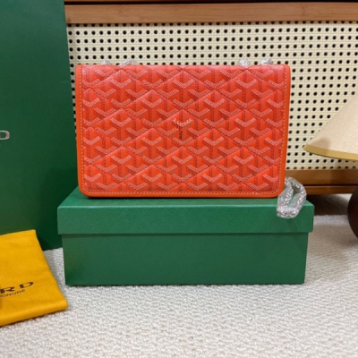 Goyard(戈雅)新款Alexandre III包上新，此包是一款絎縫鏈條包增添了Goyard獨特的魅力。其別致而巧妙的金屬鏈帶可調節出兩種長度，即可變化為如今最流行的腋下包背法，亦或是單肩背法，都可以隨意自由轉換。內飾由天鵝絨皮革，觸感