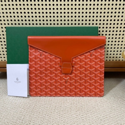 Goyard(戈雅)新推出Camondo 2便箋套，極簡的外觀設計，內裡卻擁有著豐富的細節與空間，與許多goyard產品一樣，此包也擁有多種用途，除了可以用作平板電腦包，還可作為輕便公事包、優雅信封袋、或是獨特的手拿包來使用，帶您一同探索其