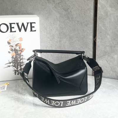 Loewe羅意威 買puzzle送肩帶 新版來咯，自頻寬帶喲 全新?PUZZLE 緞面牛皮Anagram刺繡肩帶 上手就可以感受的到的質感，讓你拎出去立馬奪目，經典造型配上編織提花肩帶，絕了閉眼沖