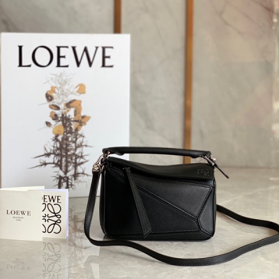 Loewe羅意威 mini Puzzle bag 出貨這款顏值超高，擁有讓無數女神醉心地的美膩顏色 出街必備，包包自身重量幾乎忽略你們最關心的plus都能裝下哦，即百搭又方便。mini Size :18*11*7.5 cm 配包裝