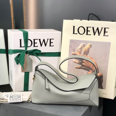 Loewe羅意威 Puzzle Hobo腋下手袋 新色上線 顏色:桃花粉 尺寸:高14-寬28.7-深10.7cm（提手高度25cm） 拽姐辣妹必備！作為一個腋下包容量無敵，中古造型，復古感滿滿。可手拎單肩背，背面外部拉鍊袋和一個大身內袋，