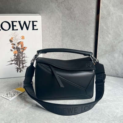 Loewe羅意威 新版來咯，自頻寬帶喲 全新? PUZZLE 緞面牛皮Anagram刺繡肩帶 上手就可以感受的到的質感，讓你拎出去立馬奪目，經典造型配上編織提花肩帶，絕了閉眼沖 size：24*14*10cm 買puzzle送肩帶