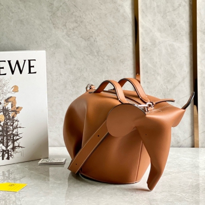 Loewe羅意威 最走秀款大大大象棕色終於出貨啦啦獨家現貨 現貨h老羅家真是把大象做到極致，選用進囗小牛皮拼接而成 可手拎 單肩 斜挎、 凹造型必備 背出去回頭率滿滿hhh 也是極精緻的收藏品喔 尺寸:袋口35*22*18高cm.