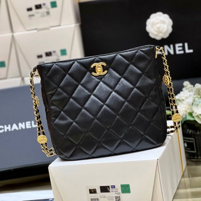 Chanel香奈兒 2023A 高級手工坊系列 金幣hobo腋下包 小香幸運金幣包一直都是搶爆的款式，專櫃真的超級難買 一個包就有十枚幸運金幣，上身絕對酷爆，自重也不重哦！經典嬉皮包版型無需介紹 還是最最貼心的荔枝牛皮！編號AS3400，尺