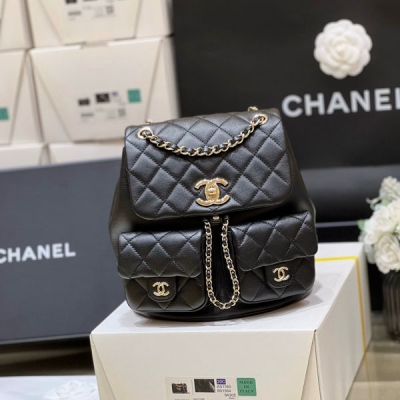 Chanel香奈兒 平紋 2023P 春夏預告系列 超火爆青蛙雙背包 超級火爆的青娃小書包，大號實物也非常小，跟老款duma差不多大小 無疑還是溢價款，很難買 上身非常好搭配，很耐看，絕對會成為經典，強烈推薦 獨家原廠正品平紋小牛皮 386