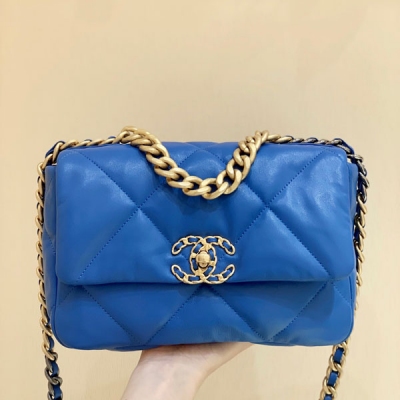 Chanel香奈兒 全新至尊版本 純原廠19 bag 經典款之19 bag 皮料：歐洲原廠購入正品山羊皮 五金：義大利進口24k鍍厚金鋼鎖 貨源稀少，經常容易斷貨 整個包的手感與真品完美達成一致 1160 小號尺寸26cm