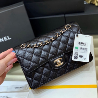 Chanel香奈兒 全新至尊版本 純原廠CF小號 經典款之Classic flap bag 皮料：歐洲原廠Haas正品牛皮 五金：義大利進口24k鍍厚金鋼鎖 貨源稀少，經常容易斷貨 整個包的手感與真品完美達成一致 1113 小號23cm