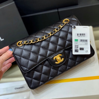 Chanel香奈兒 全新至尊版本 純原廠CF小號 經典款之Classic flap bag 皮料：歐洲原廠Haas正品牛皮 五金：義大利進口24k鍍厚金鋼鎖 貨源稀少，經常容易斷貨 整個包的手感與真品完美達成一致 1113 小號23cm