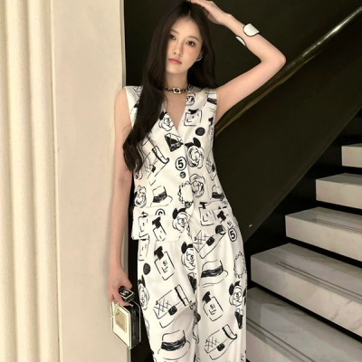 Chanel香奈兒 2023獨家新款印花套裝抽象塗鴉繪畫設計 映入眼簾的是各種高級經典元素圖案 舒適柔軟的定制面料 V領馬甲鬆緊腰闊腿長褲 一套上身酷颯十足 妥妥的高級優雅氣質SML 馬甲/褲子