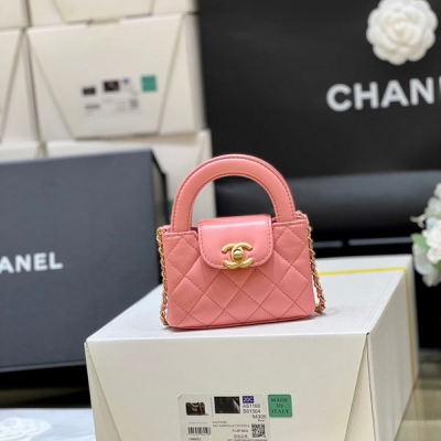 Chanel香奈兒 2023K 秋冬系列超火爆迷你Kelly包 眾所期待的2023k Kelly包來啦 專櫃都買不到，全部要溢價迷你的超超可愛，就是小廢包，只能放下鑰匙口紅之類的小東西但依然阻止不了它的火爆，上身超酷超萌，買就對了 原廠正品